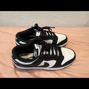 Womens Nike dunks size 9. PANDA.